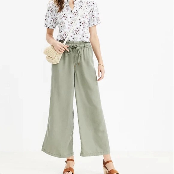 LOFT Pants - LOFT Size Small Emory Wide Leg
CROP PANT Relaxed Loose sage green Soft lyocell